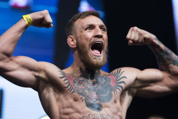 Фотография к новости: Макгрегор за секунды окончил бой с Серроне, отправив его в нокаут