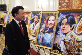 Фотография к новости: Обладательницей портрета Димаша на аукционе премии "Народный любимец" стала телеведущая