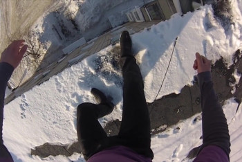 Фотография к новости: Мужчина сразу после свадьбы пытался сброситься с пятого этажа в Уральске