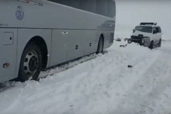Фотография к новости: Пассажирский автобус столкнулся с автомобилем на трассе в Мангистау, есть жертвы