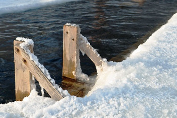 Фотография к новости: Жительница Швейцарии окунулась в прорубь в Нур-Султане