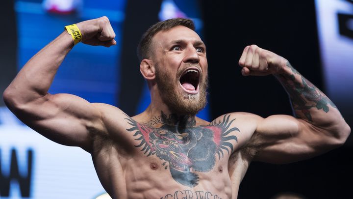 Фотография к новости: Макгрегор за секунды окончил бой с Серроне, отправив его в нокаут