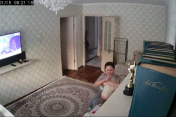 Фотография к новости: Кадры избиения ребенка няней появились в Сети