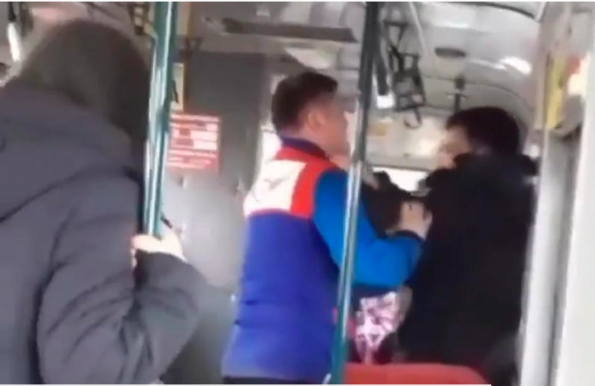 Кондуктор избил пассажира в автобусе в Уральске