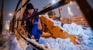 При обильных осадках ежедневно вывозят свыше 2,5 тысяч КамАЗов снега в Нур-Султане