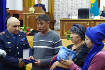 Вдове героически погибшего полицейского дадут однокомнатную квартиру в Костанае