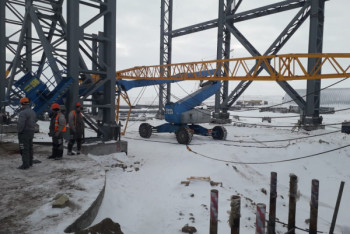 На предприятии в Степногорске упала стрела крана, погиб рабочий