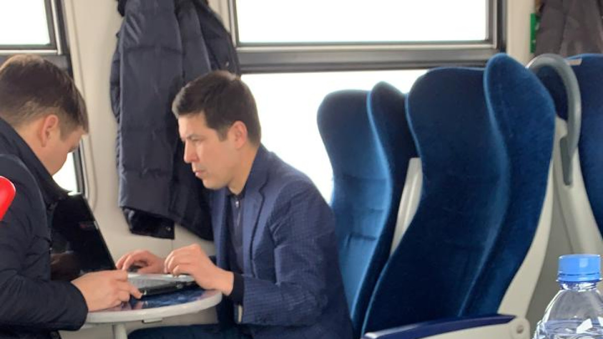 По стопам мэра Лондона. Новый аким Павлодарской области едет на электричке