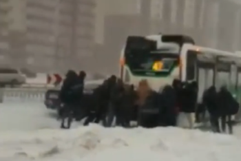 Фотография к новости: Пассажиры застрявшего автобуса в Нур-Султане помогли его вытолкнуть