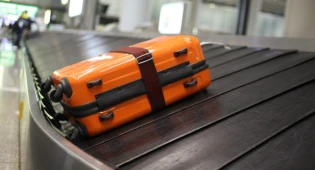 К трем годам условно за украденный чемодан в аэропорту приговорили двух мужчин в Нур-Султане