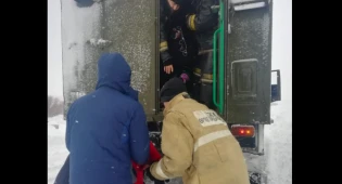 Столичные спасатели на вездеходе доставили в больницы трех рожениц