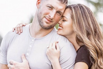 Фотография к новости: 32-летний американский футболист сохранил невинность для мисс Вселенная и женился на ней