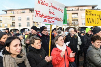 Фотография к новости: Против строительства завода Tesla выступили жители Германии