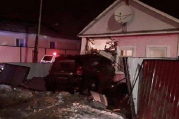 Фотография к новости: Внедорожник въехал в жилой дом в Атырау