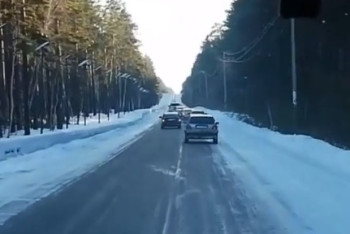 "Брачные игры": необычные маневры свадебного кортежа в Бурабае возмутили пользователей Сети