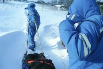 Фотография к новости: Врачи несли пациента с инфарктом два километра по заснеженной дороге в Павлодаре