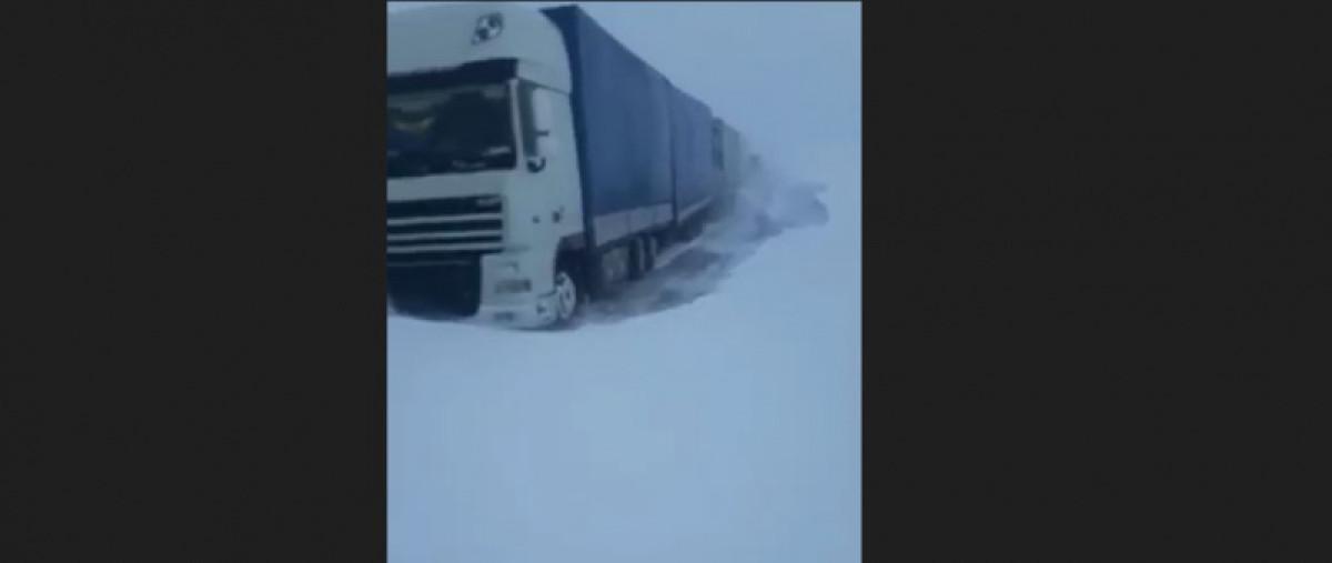 "Заканчивается еда и солярка" - застрявший на трассе под Нур-Султаном дальнобойщик