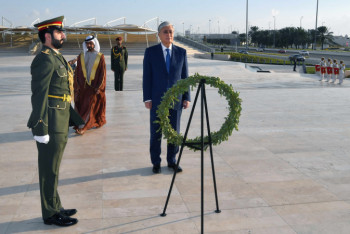 Фотография к новости: Токаев посетил мемориальный комплекс "Вахат аль-Карама" в Абу-Даби