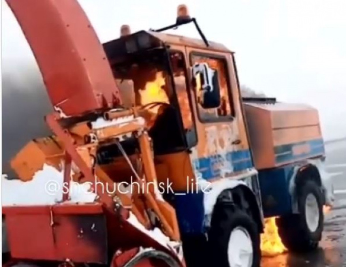 Снегоуборочная машина загорелась на трассе  Нур-Султан - Петропавловск