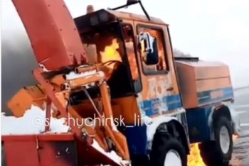 Снегоуборочная машина загорелась на трассе  Нур-Султан - Петропавловск