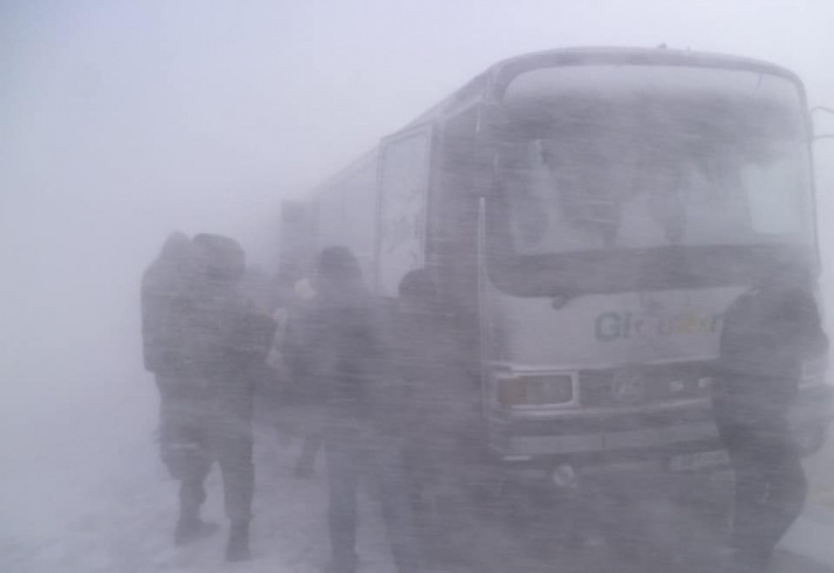 Оказавшийся в снежном плену на трассе водитель умер близ Караганды