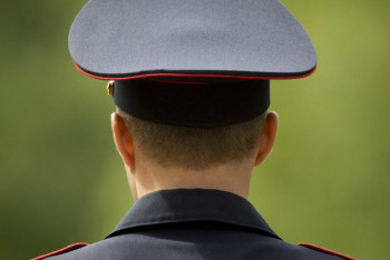 Настоящие полицейские поймали фальшивых за вымогательство 1000 долларов в Шахтинске