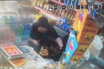 Отважная продавщица стала бить телефоном вооруженного налетчика в Балхаше