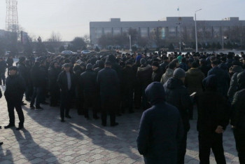 Фотография к новости: Сотни владельцев авто с иностранными номерами собрались на площади в Актау