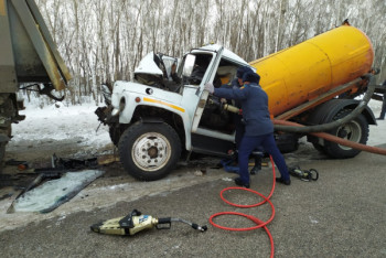 Фотография к новости: Почти вдвое сложилась ассенизаторская машина в результате ДТП в СКО