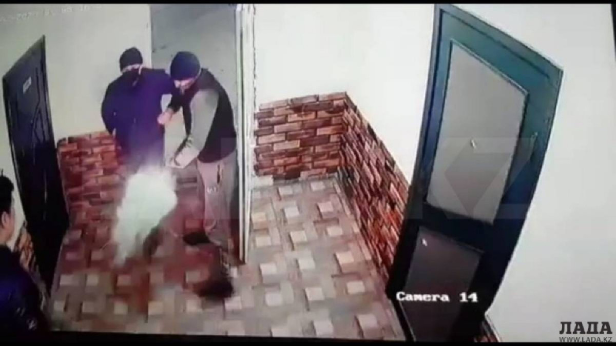 Вооружённые мужчины в масках открыли стрельбу в кафе в Актау