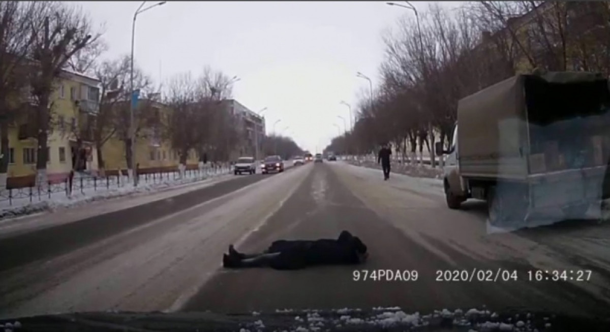 Артистичное падение перед колесами авто женщины попало на видео в Жезказгане