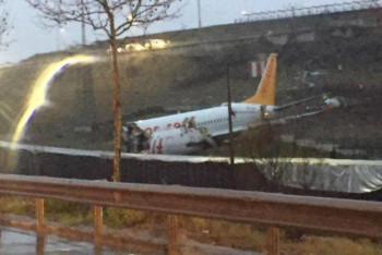 Фотография к новости: При жесткой посадке самолета в Стамбуле пострадали 52 человека