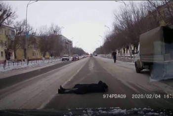 Артистично упавшая перед колесами автомобиля женщина оштрафована в Жезказгане