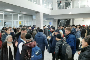 Витрину кассы разбили разъяренные пассажиры сломавшегося поезда в Караганде