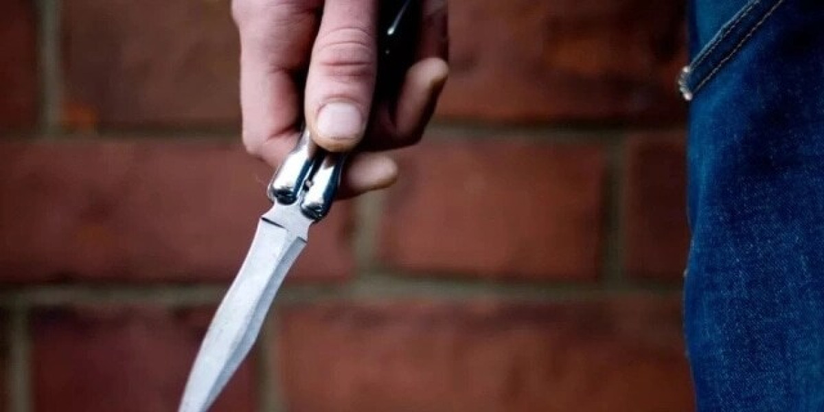 Студента тяжело ранили ножом средь бела дня и напротив вуза в Актобе