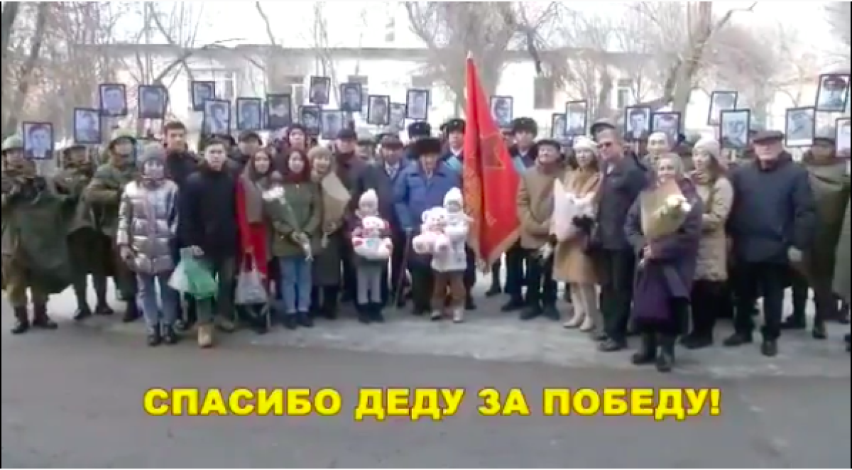 В Алматы организовали военный парад 99-летнему ветерану ВОВ во дворе его дома