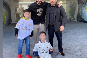 Фотография к новости: Али Турганбеков сыграл со звездой футбольной команды "Реал Мадрид"