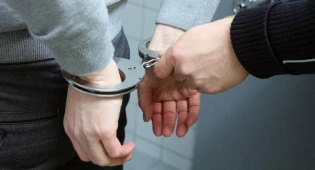 Россиянин украл у любовницы шубу и украшения, чтобы купить подарки жене