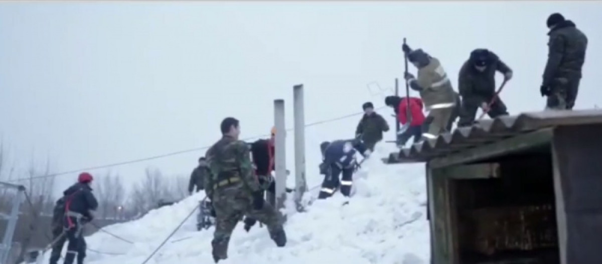 Под тяжестью снега обрушилась кровля жилого дома в Нур-Султане