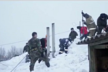 Фотография к новости: Под тяжестью снега обрушилась кровля жилого дома в Нур-Султане