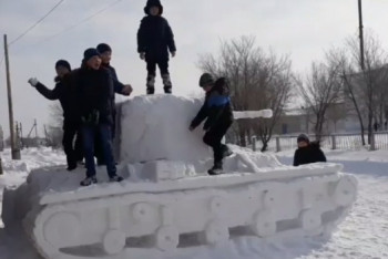 Фотография к новости: Автопарк из снега слепил для детей житель Актобе
