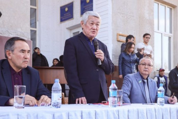 Фотография к новости: Сапарбаев сменил Мырзахметова на посту акима Жамбылской области