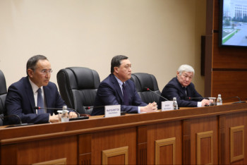 Фотография к новости: Мамин представил Сапарбаева маслихату Жамбылской области в качестве нового руководителя региона