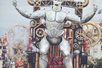 Фотография к новости: Огромную статую Роналду показали на карнавале в Италии