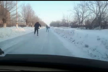 Катающихся на коньках по проезжей части житикаринцев сняли на видео