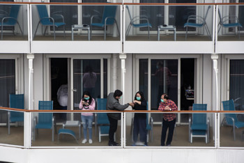 Фотография к новости: Пассажиры охваченного коронавирусом лайнера пьют вино и бесплатно смотрят фильмы для взрослых