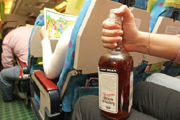 Фотография к новости: Пьяный дебош: англичанин сжевал свой телефон в самолете и сорвал рейс