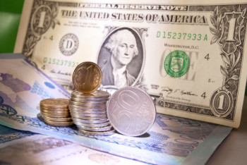 Фотография к новости: Доллар подешевел по отношению к тенге на торгах