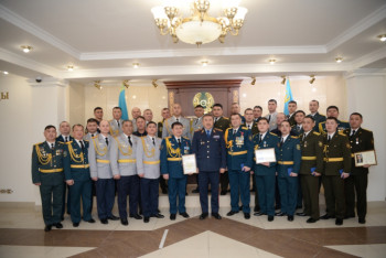 Фотография к новости: Тургумбаев наградил спасателей за работу в экстремальной ситуации в зимний период