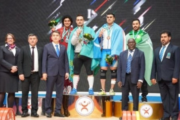 Фотография к новости: Видео первого победного выступления тяжелоатлета Ильи Ильина после возвращения